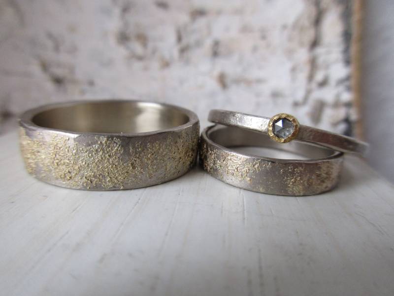 3 Set Eheringe Weissgold Gelbgoldsprenkel Diamantrose Geschmiedet Bohostyle 3 Set Eheringe Weissgold Gelbgoldsprenkel Diamantrose Geschmiedet Bohostyle von artargentum
