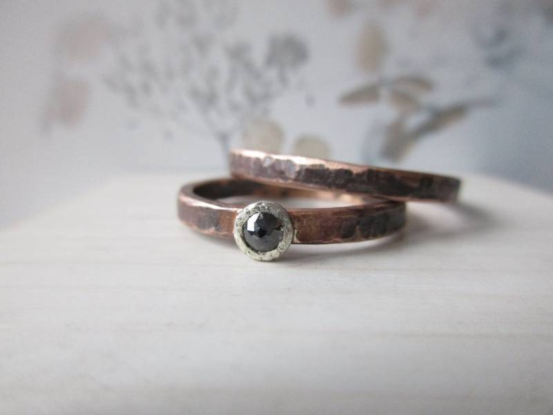 Ausgefallen Rotgold Schmale Eheringe Trauringe Rosenschliff Grauschwarz Diamant Geschmiedet Set Rustikal Handmade Grob Zeitlos Boho von artargentum