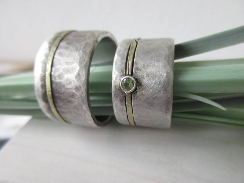 Eheringe Geschmiedet Grüner Stein Silber Gold Peridot Rustikal von artargentum