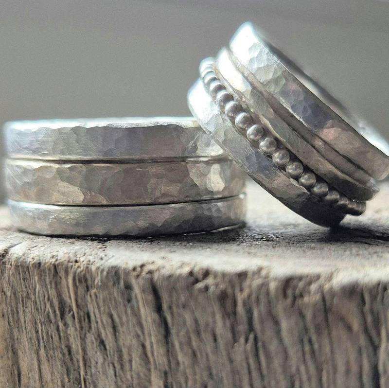 Ausgefallene Trauringe Drehring Silber Gold Rustikal Gehämmert Boho Unikat von artargentum