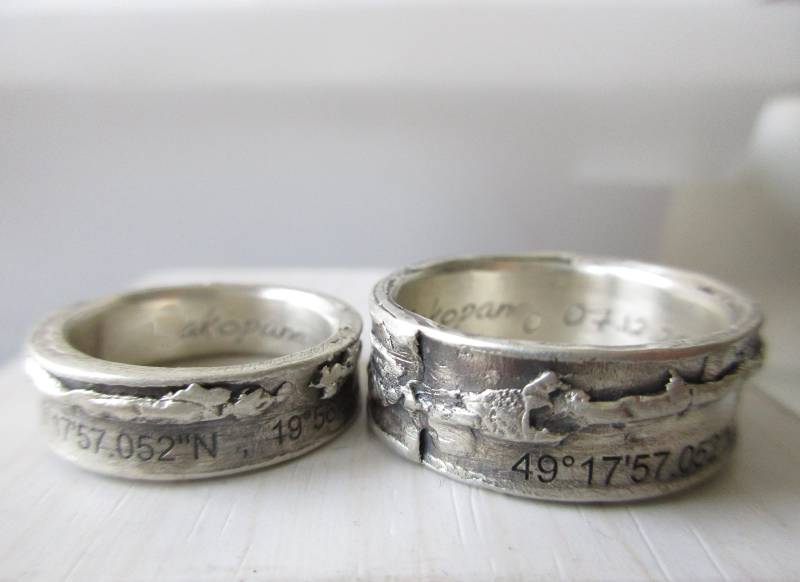 Ausgefallene Eheringe Trauringe Koordinaten Landschaftsringe Silber Geschwärzt Set Koordinatenringe Aussengravur Strukturringe von artargentum