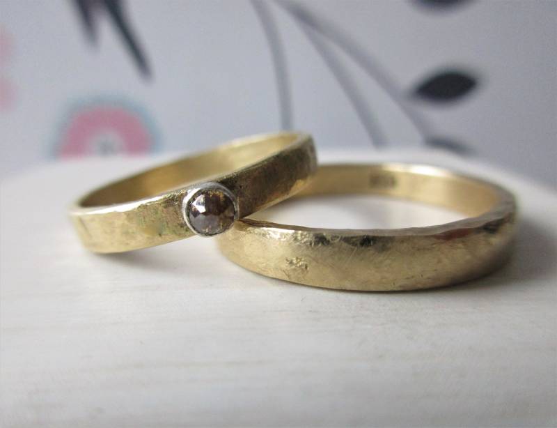 Ausgefallene Handgefertigte Eheringe Schmal Geschmiedet Boho Gelbgold Farbiger Rosenschliff Diamant Individuell Bohowedding Set von artargentum