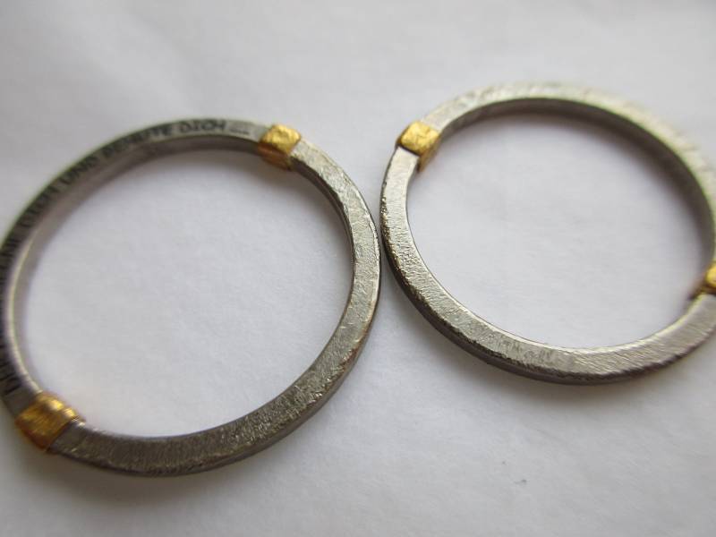 Ausgefallene Schmale Trauringe Bicolor Weissgold Gelbgold Ausgefallene Schmale Trauringe Bicolor Weissgold Gelbgold von artargentum