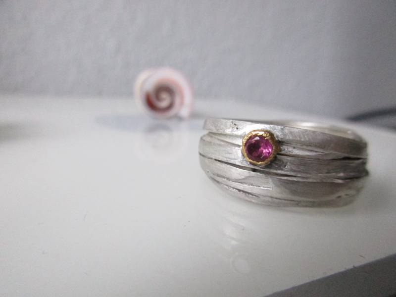 Ausgefallener Breiter Silberring Rosa Pink Turmalin Gold Silber Wickelring von artargentum
