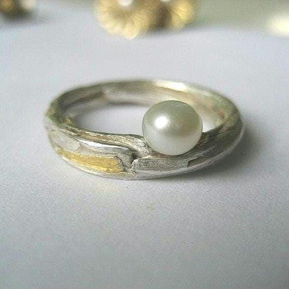 Ausgefallener Wickelring Bicolor Silber Gold Perle Feminin Damenring von artargentum