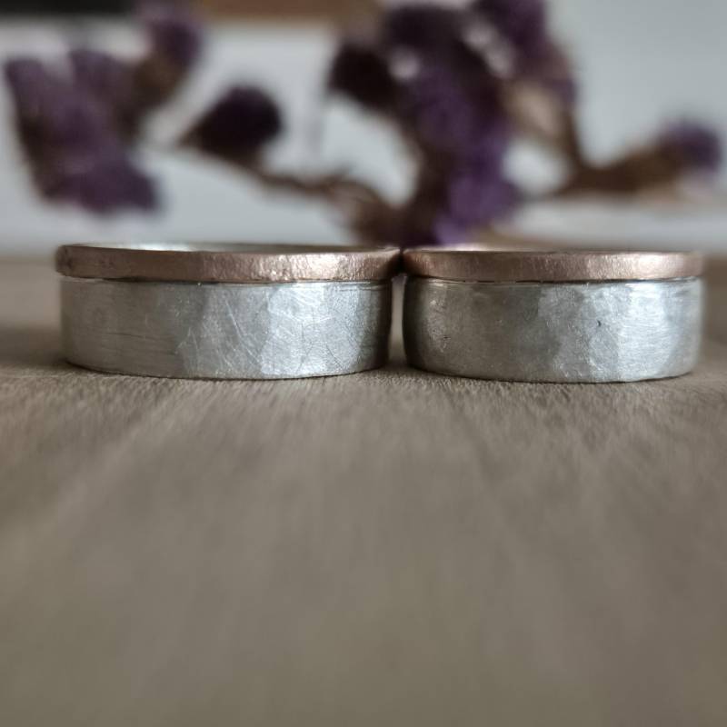 Außgefallene Rustikale Trauringe Ringpaar Zweifarbig Silber Rotgold Geschmiedet von artargentum