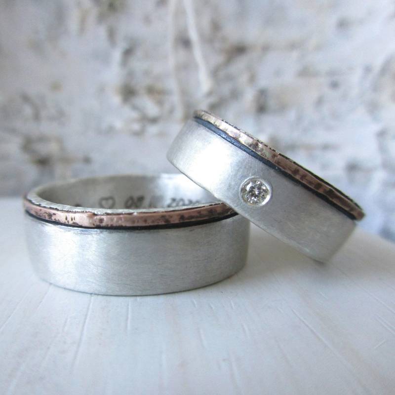 Außgefallene Schlichte Trauringe Eheringe Silber Rotgold Diamant Schlicht Rustikal Zeitlos Geschmiedet von artargentum