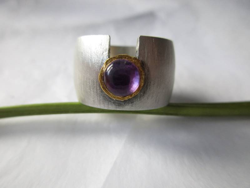 Breiter Silberring Mit Rundem Amethyst Cabochon in Gold Schlicht Zeitlos von artargentum