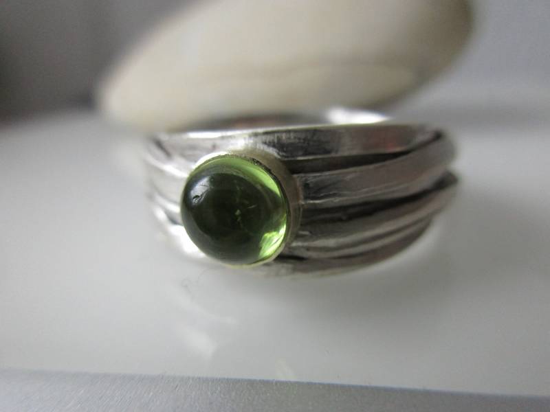 Breiter Wickelring Silberring Peridot Bicolor Edelstein Olivin Grün von artargentum