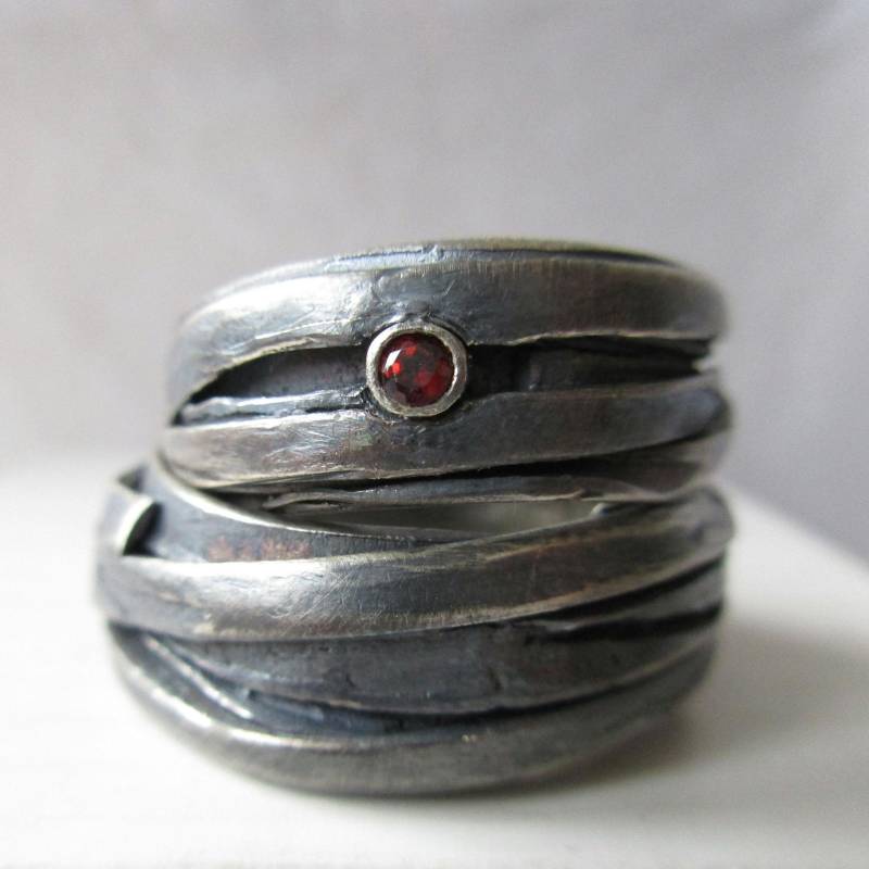 Ringpaar Gewickelt Unikat Silber Strukturiert Geschwärzt Granat Rot Boho von artargentum