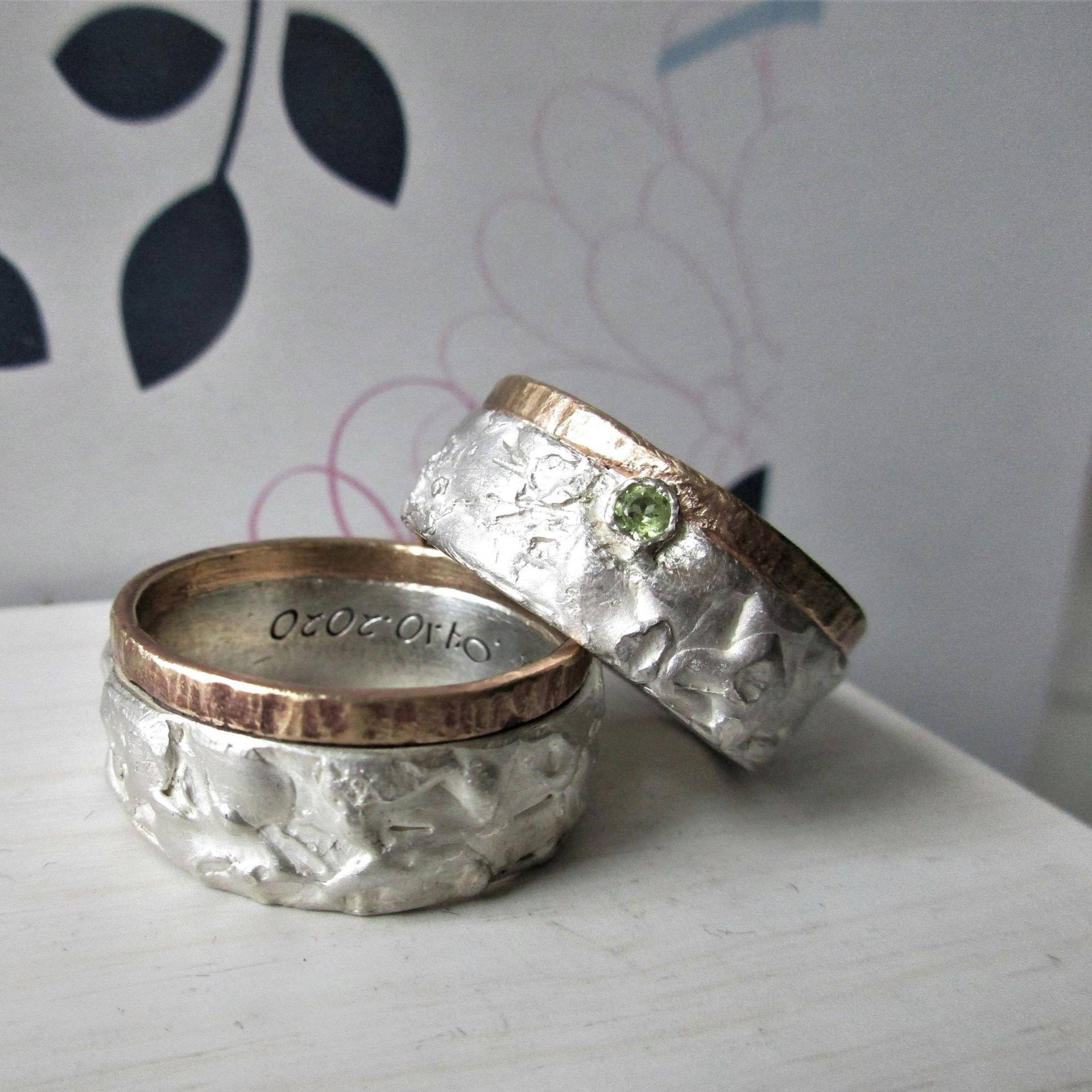 Eheringe Struktur Silber Rotgold Peridot Grün Eheringe Struktur Silber Rotgold Peridot Grün von artargentum
