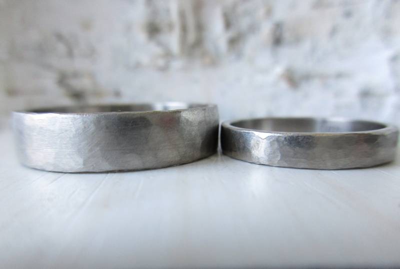 Eheringe Weißgold Trauringe Rustikal Handgearbeitet Schlicht Geschmiedet Unterschiedlich Hammerschlag Ausgefallen Zeitlos Set Bohostyle von artargentum