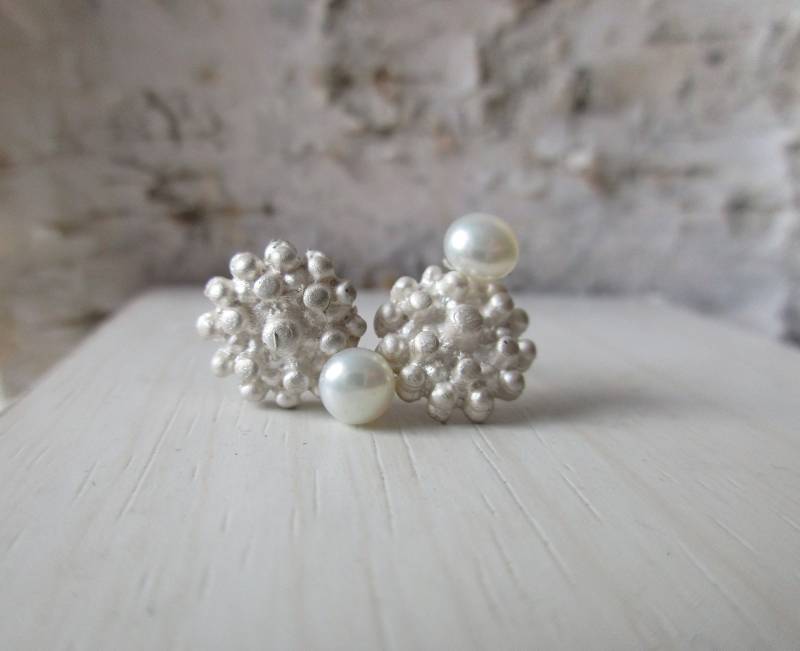 Feminine Perlen Ohrstecker Weiß Silber Blüten von artargentum