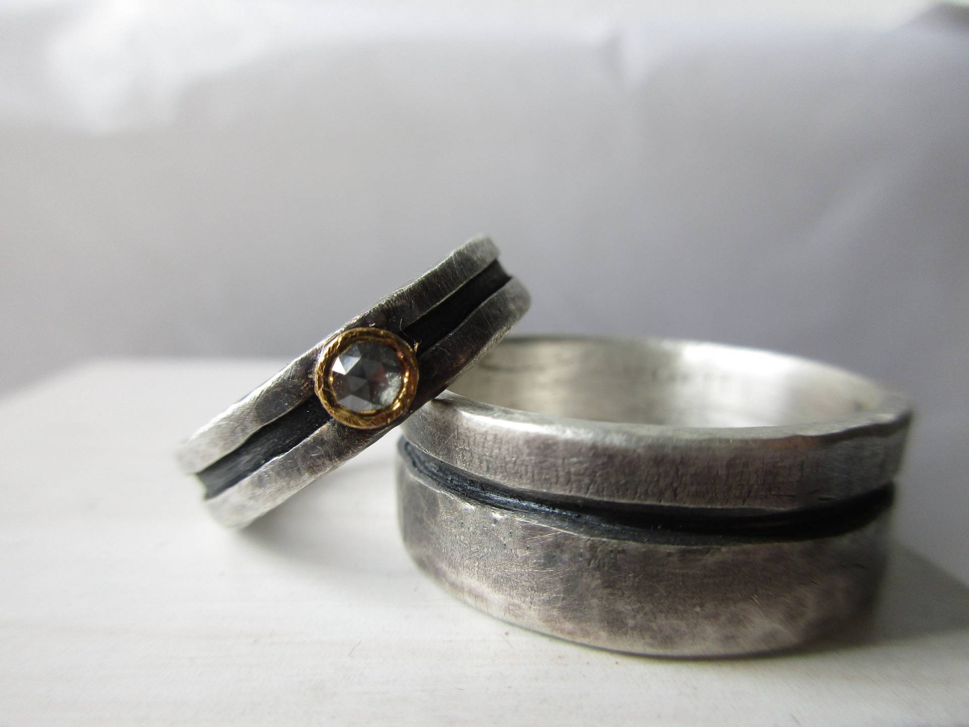 Geschmiedet Trauringe Silber Gold Rosenschliff Diamant Hammerschlag Geschmiedet Trauringe Silber Gold Rosenschliff Diamant Hammerschlag von artargentum