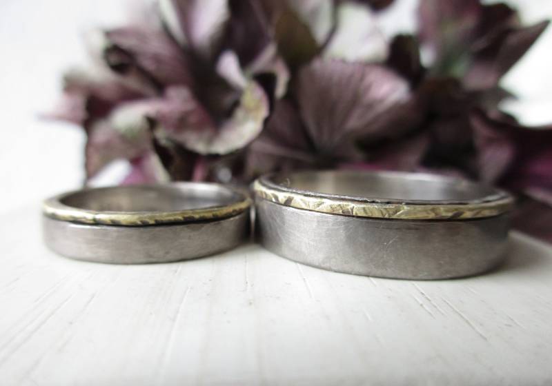 Geschmiedete Trauringe Weissgold Gelbgold Rustikal Boho Handmade Unverwüstlich Zeitlos Grob Strukturiert von artargentum