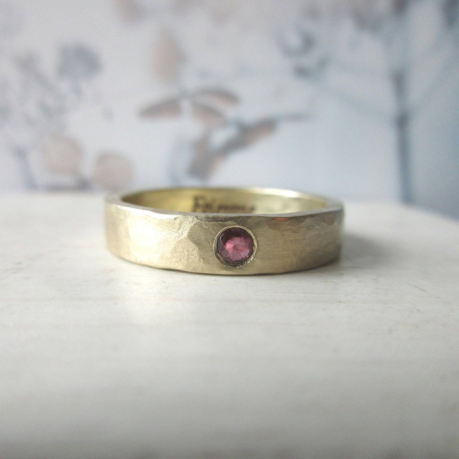 Geschmiedeter Ring Gold Rubin Verlobungsring Ehering Geschmiedeter Ring Gold Rubin Verlobungsring Ehering von artargentum