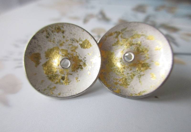 Große Runde Ohrstecker Silber Gold Blüten von artargentum