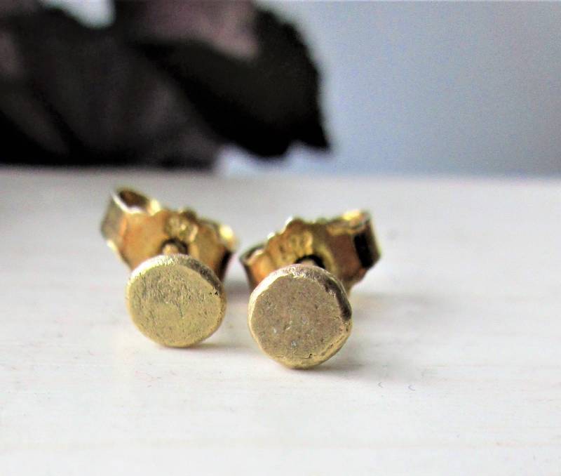 Kleine Runde Ohrstecker 14K Gold Recycling Nugget Strukturiert Geschmiedet Unregelmäßig Boho Zeitlos von artargentum