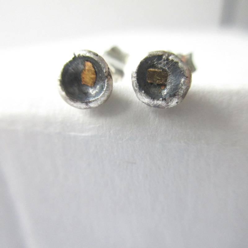 Kleine Runde Ohrstecker Bicolor Silber Gold Blüten Rustikal von artargentum