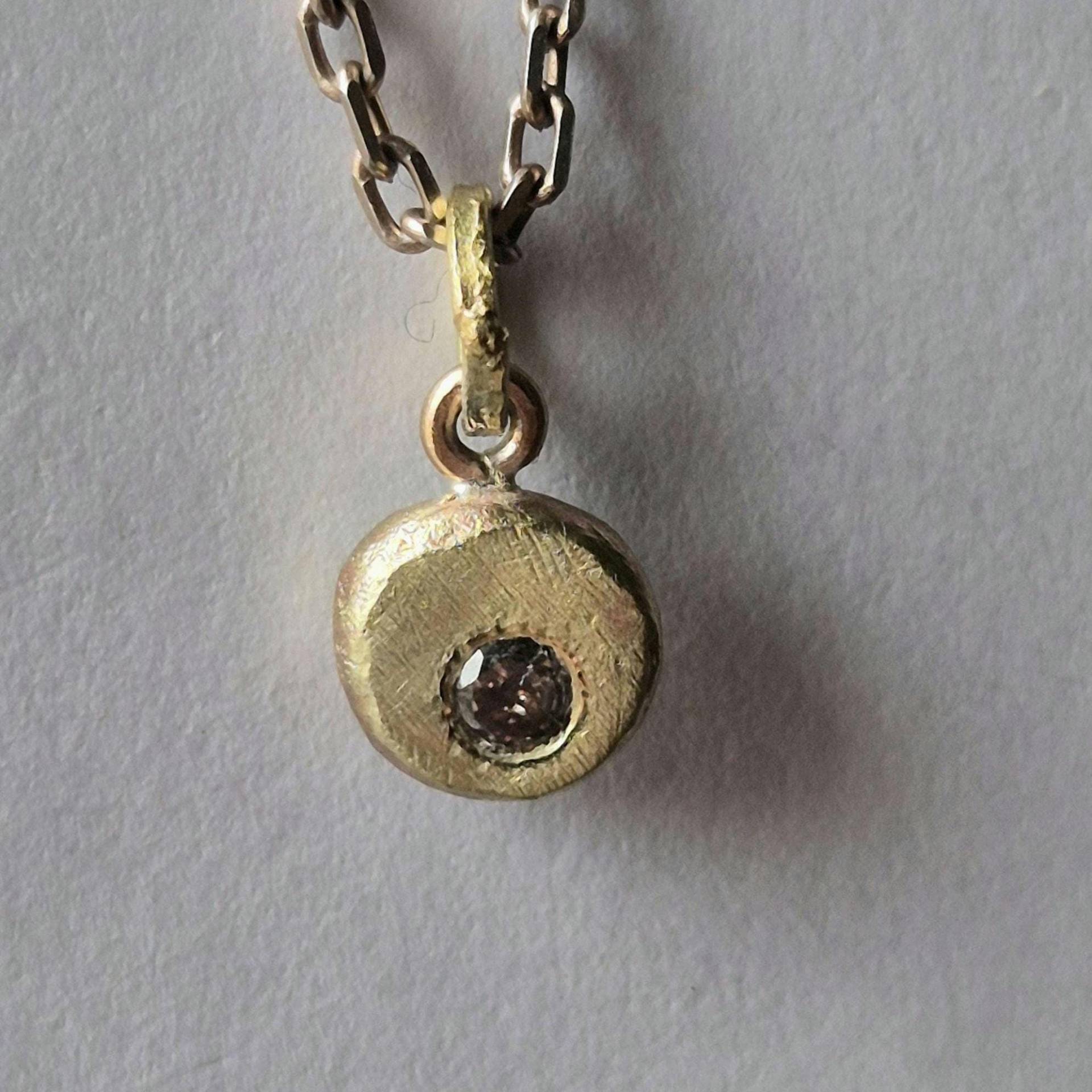 Kleiner Zarter Nugget Kettenanhänger Champagne Diamant Recyceltes Gold Handgefertigt Unikat Feminin von artargentum