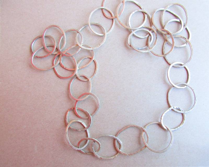 Moderne Lange Gliederkette Geschmiedete Rund Ovale Große Ösen Zeitlos Damenkette Silberkette Silber Boho Feminin von artargentum