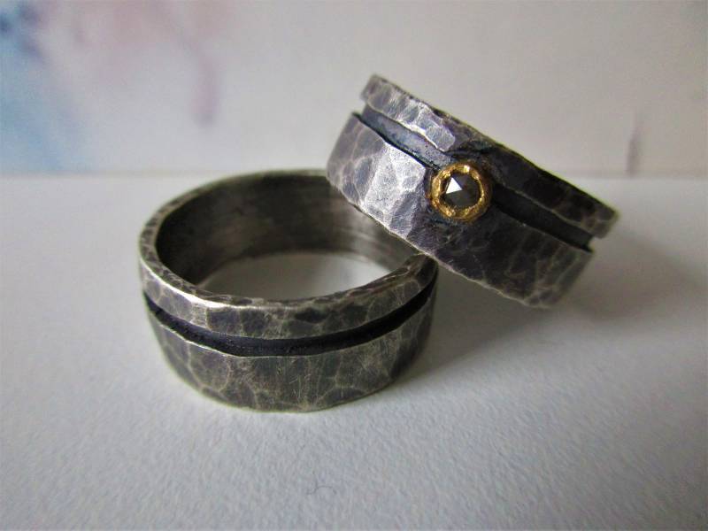 Partnerringe Trauringe Eheringe Geschmiedet Rosenschliff Diamant Grau Grün Weiß Schwarz Gelb Bicolor Silber Gold Rustikal Boho Breit Set von artargentum