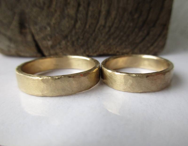 Schlicht Bohostyle Eheringe Gold Handgeschmiedet von artargentum