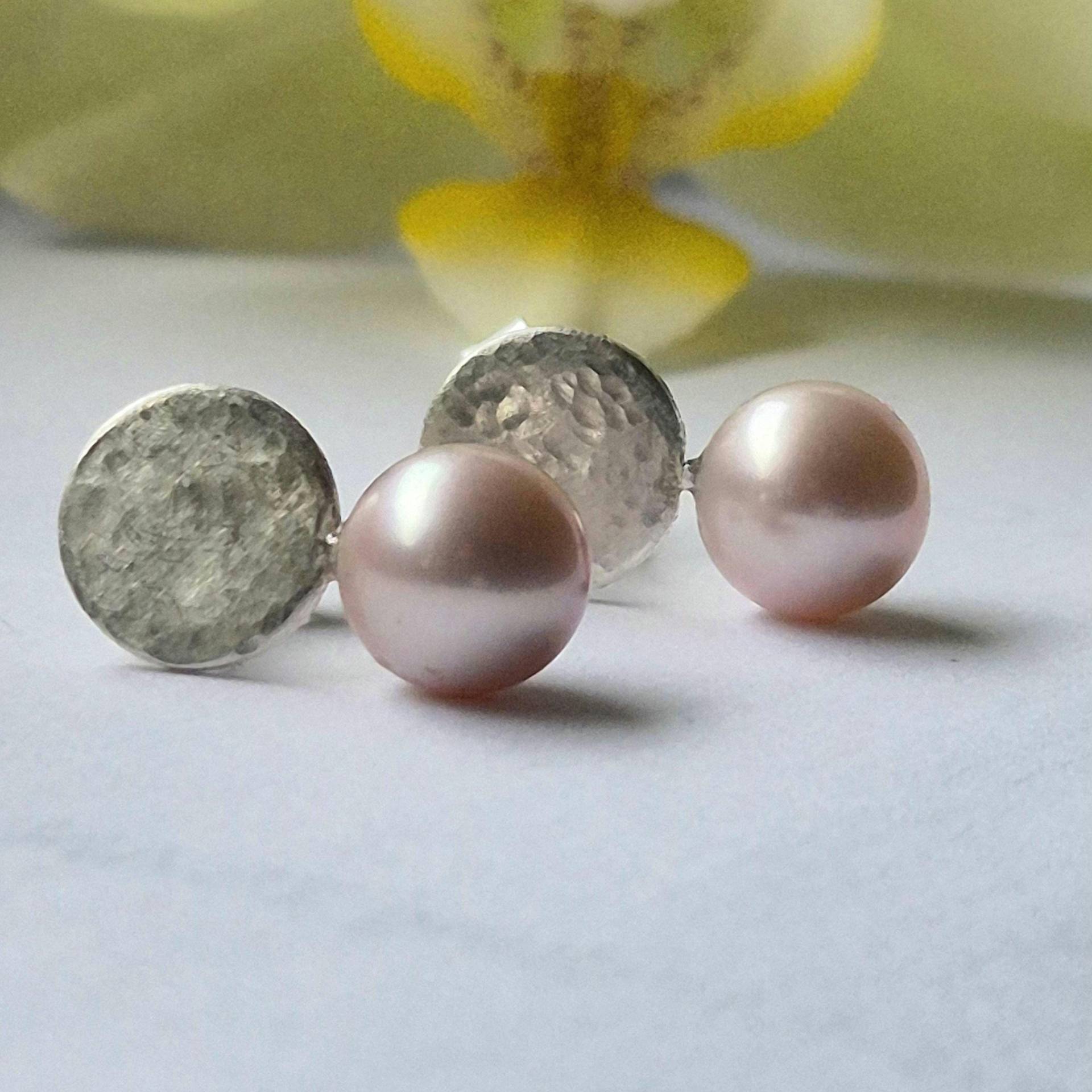 Schlichte Ohrstecker Silber Strukturiert Süßwasserperle Rosé Rund Scheibe von artargentum