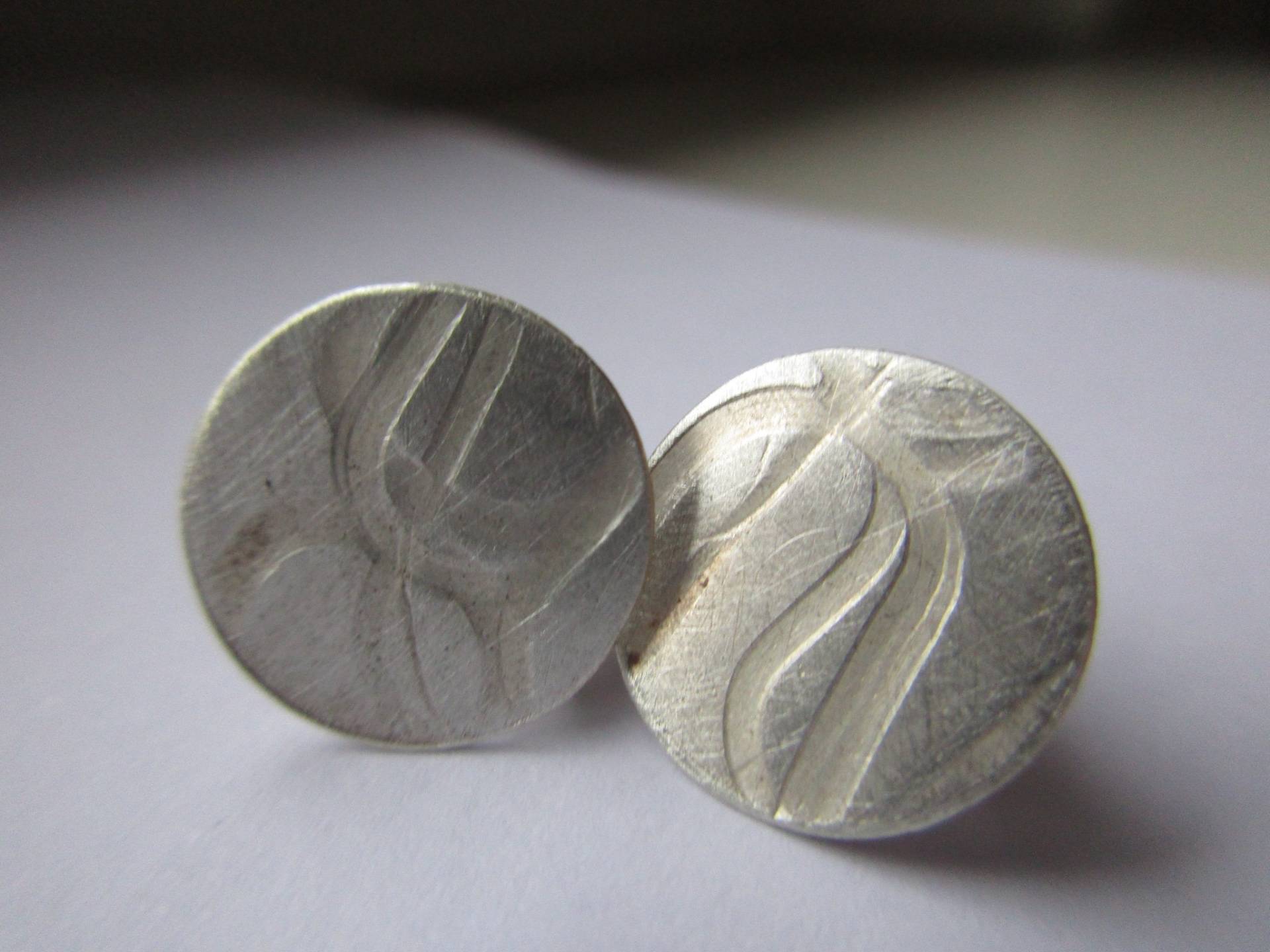 Schlichte Runde Ohrstecker Scheibe Mit Muster Silber Schlichte Runde Ohrstecker Scheibe Mit Muster Silber von artargentum