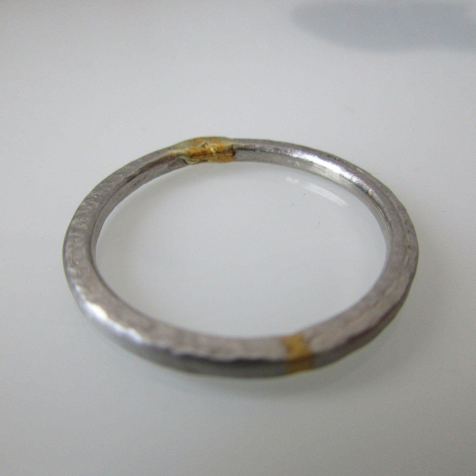 Schlichter Schmaler Ring Aus Weißgold Golddetail Verlobungsring Ehering Geschmiedet Bicolor Schlichter Schmaler Ring Aus Weißgold Golddetail Verlobungsring Ehering Geschmiedet Bicolor von artargentum