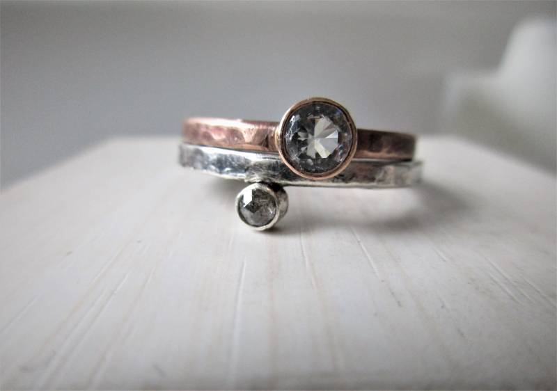 Schmale Damenringe Gold Set Rotgold Und Silber Stapelringe Bergkristall Rosenschliff Diamant Grau Salz Pfeffer Rustikal Geschmiedet von artargentum