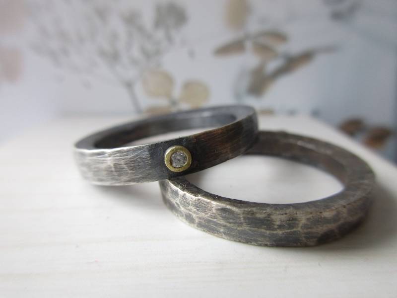 Schmale Geschmiedete Eheringe Massiv Rustikal Diamant Silber Gold Oder Weissgold Set Handgemacht Schlicht von artargentum