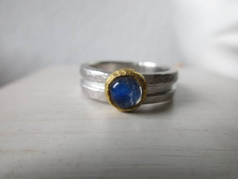 Schmaler Damenring Geschmiedet Silberring Mit Mondstein in Gold Gefasst Handgemachter Ring Ausgefallen Rustikal Zeitlos Verlobungsring von artargentum