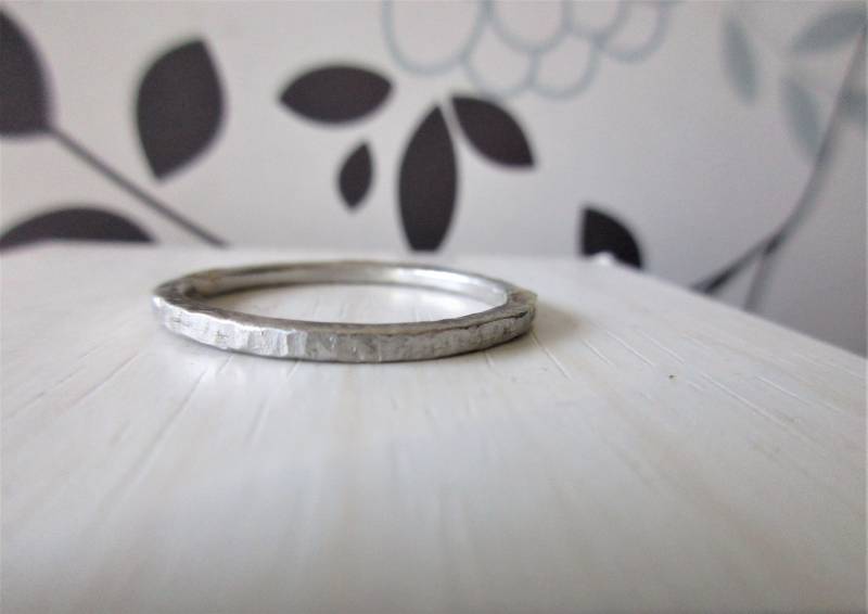 Schmaler Schlichter Weißgoldring Verlobungring Damenring Herrenring Strukturiert von artargentum