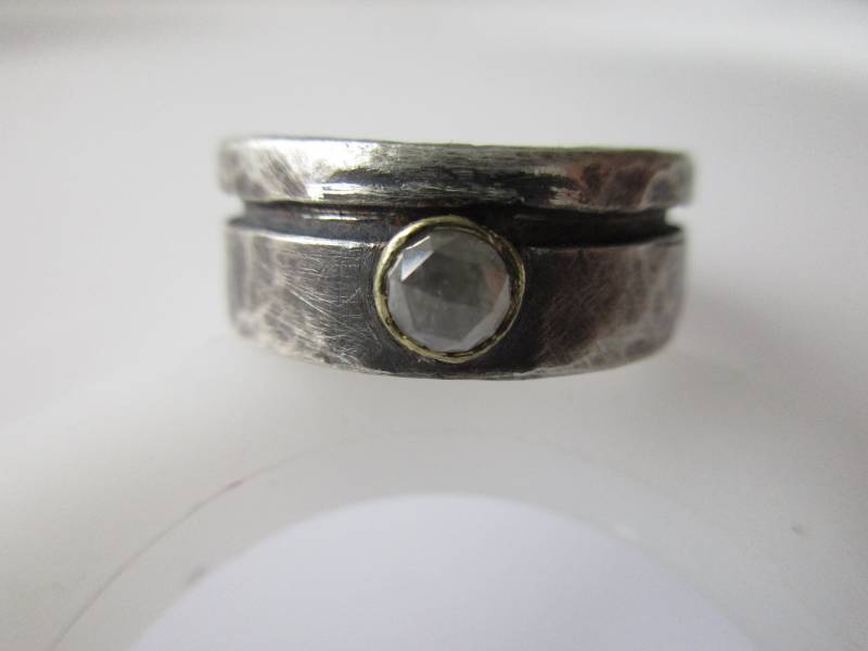 Silberring Breit Geschmiedet Rosenschliff Diamant Hellgrau Goldfassung von artargentum