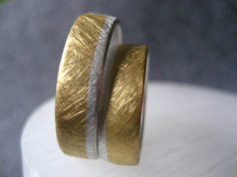 Zweifarbiges Ringset Schlicht Silber Gold Bicolor Geschmiedet Handgearbeitet von artargentum