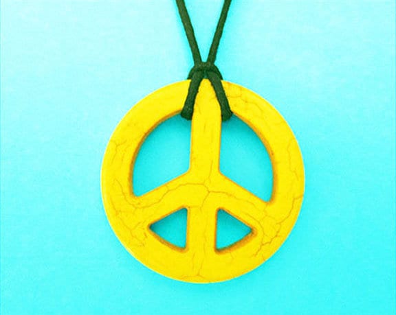 Halskette. Peace Zeichen Anhänger Auf Schwarzer Baumwollkordel. Länge Verstellbar, Halsband Zu Lang. Howlith Stein. 3 Farben Verfügbar | Siehe Bild von artbynonya