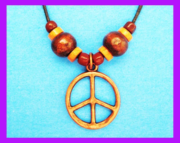 Halskette. Peace Zeichen Anhänger. Metall. Passende Holz - Und Glasperlen Auf Schwarzer Baumwollkordel. Länge Verstellbar, Halsband Zu Lang von artbynonya