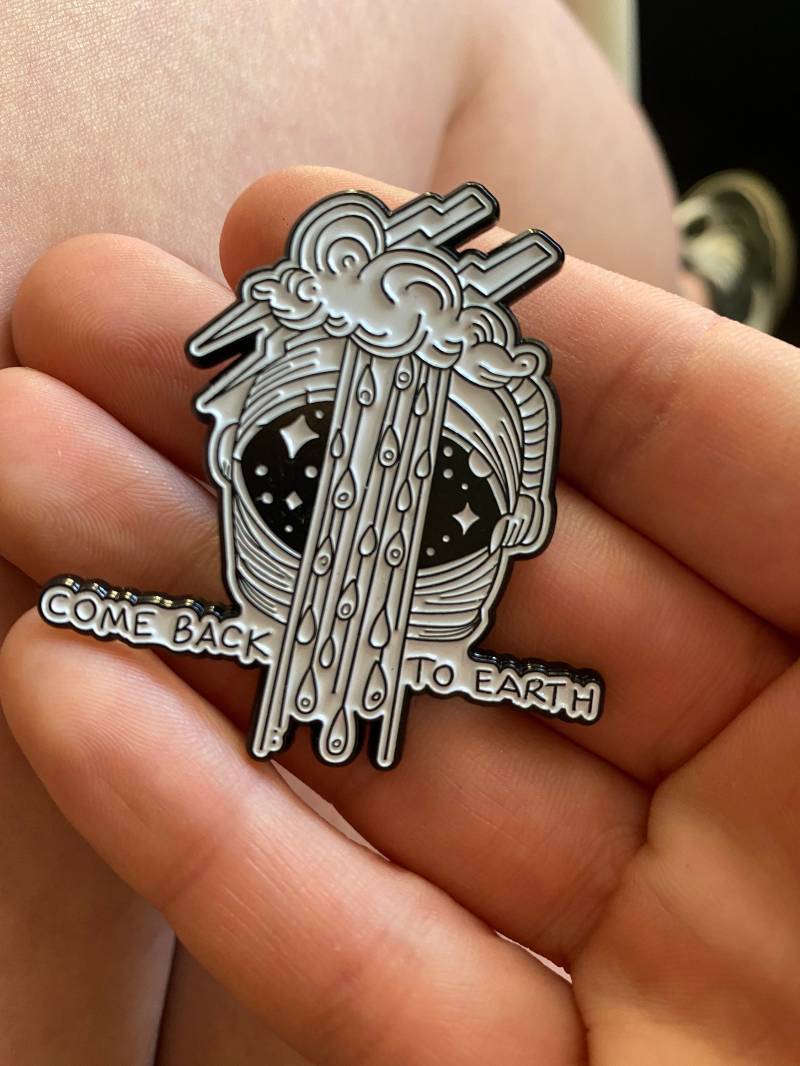 Come Back To Earth Pin Mac Miller von artbyrachp