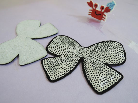 Fliege Mit Silberfarbener Paillettenperle 1 Aufnäher Applikation Bügelbild von artcraft32