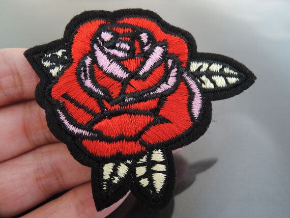 Patch - Rote Rose Blumenbeet, Die Blüht Mit Leave Eisen Auf Patches Oder Verzierung Aufnähen Aufbügeln von artcraft32