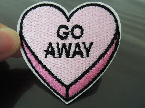 Patch Zum Aufbügeln - Go Away Herz Aufnäher Pink Liebe Buchstabe Applikation Aufbügler von artcraft32