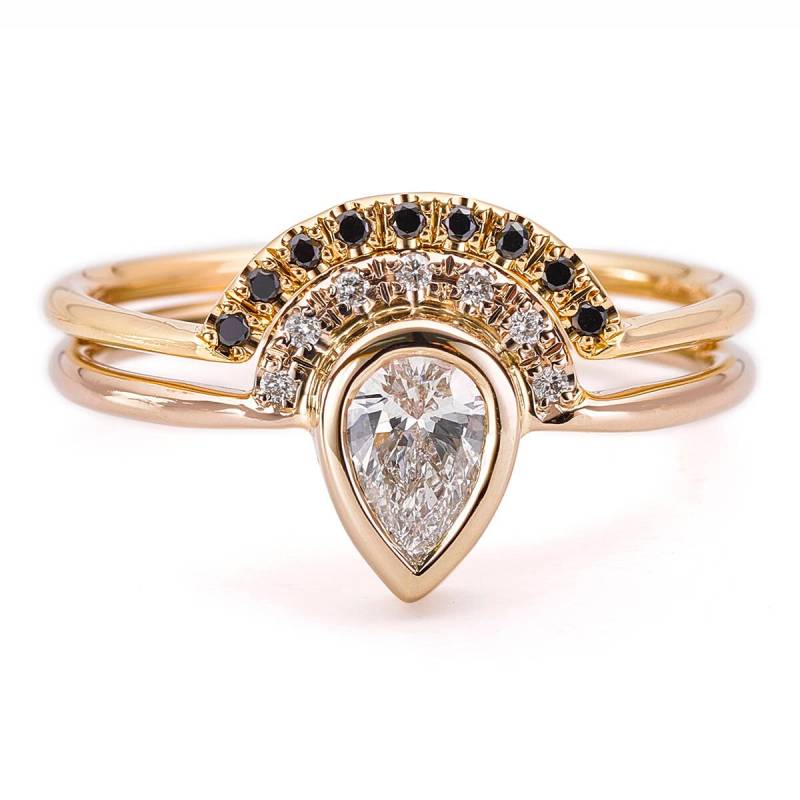 Pear Diamant Ehering Set 18K Gold Krone, Schwarzer Band von artemer