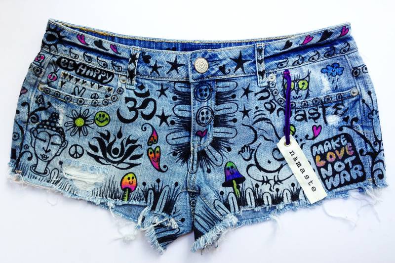 Upcycled Handbemalte Jeans-Shorts Benutzerdefinierte Vintage Tragbare Kunst Namaste von artfink