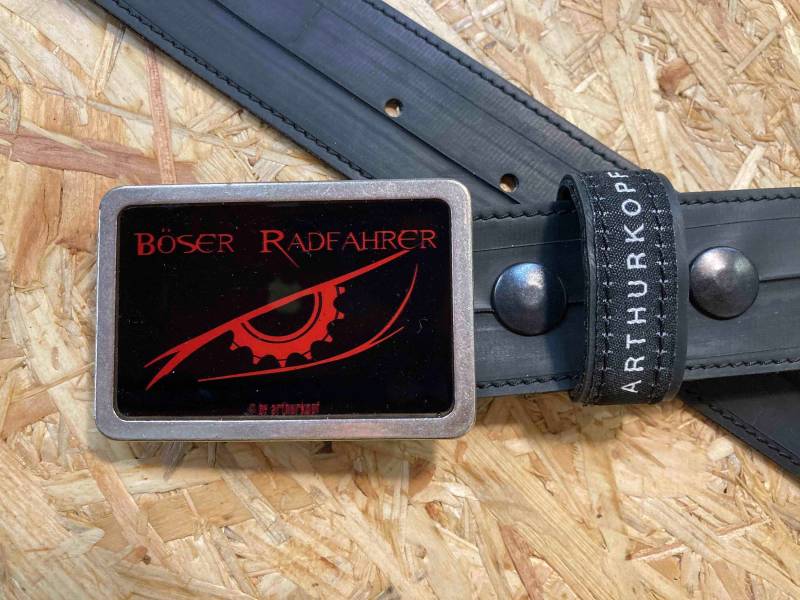 Der Gürtel Aus Fahrradschlauch - Buckle "Böser Radfahrer" von arthurkopf