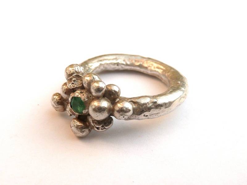 Handgemachter Bubble Ring Smaragd Edelstein, Moderner Schmuck Handgemachter Bubble Ring Smaragd Edelstein, Moderner Schmuck von artigianajewellery