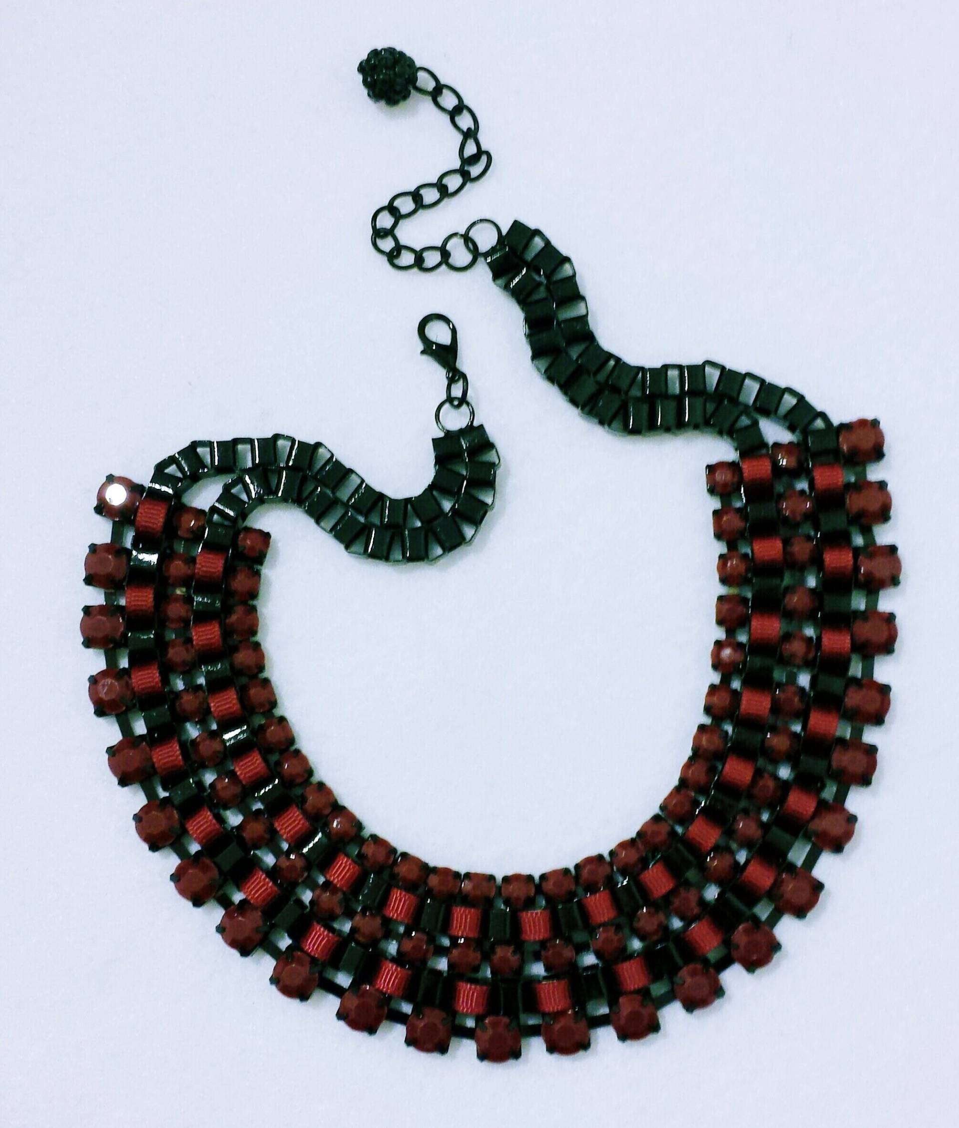 Halsband Mit Undurchsichtigen Kristallen Und Ripsband „Rosso Marsala Bordeaux" Halsband Mit Undurchsichtigen Kristallen Und Ripsband „Rosso Marsala Bordeaux" von artincartogioielli