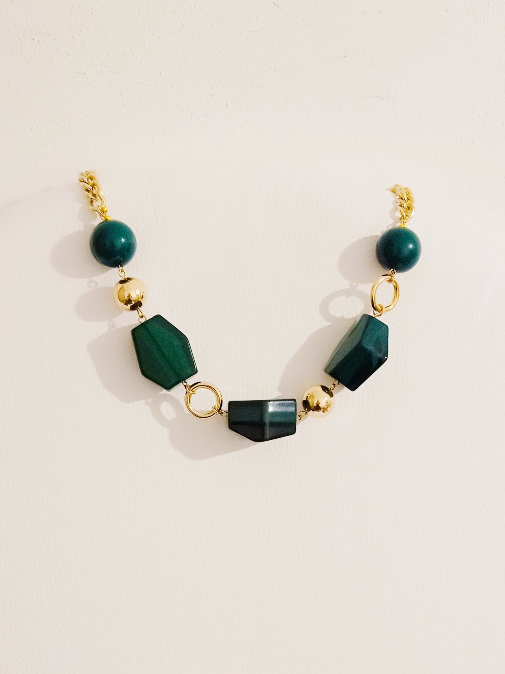 Kurze „Bonjour"-Halskette Aus Messing Und Harz Kurze „Bonjour"-Halskette Aus Messing Und Harz von artincartogioielli