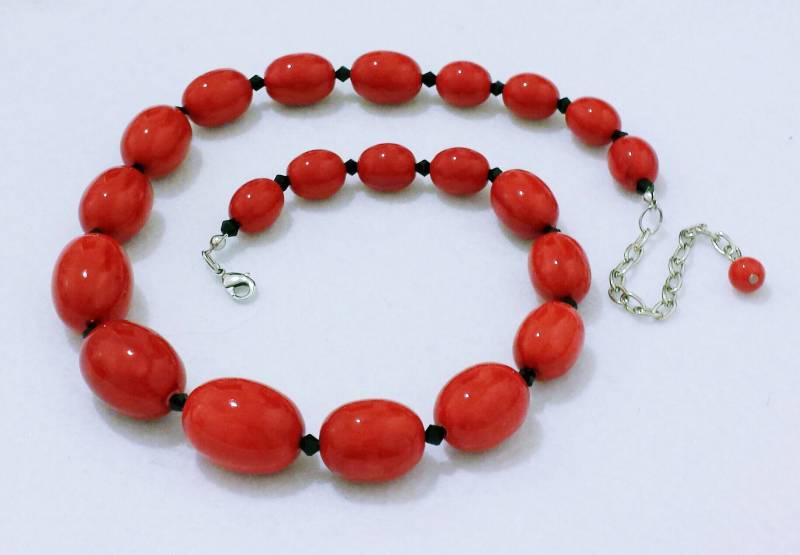 Kurze Halskette Mit Korallenperlen Aus Papierharz „sthandal" von artincartogioielli