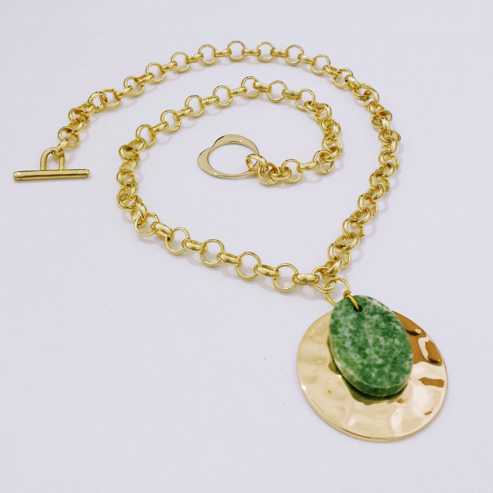 Kurze Halskette Mit Messing - Und Steinanhänger „Buchstabe R" Kurze Halskette Mit Messing - Und Steinanhänger „Buchstabe R" von artincartogioielli